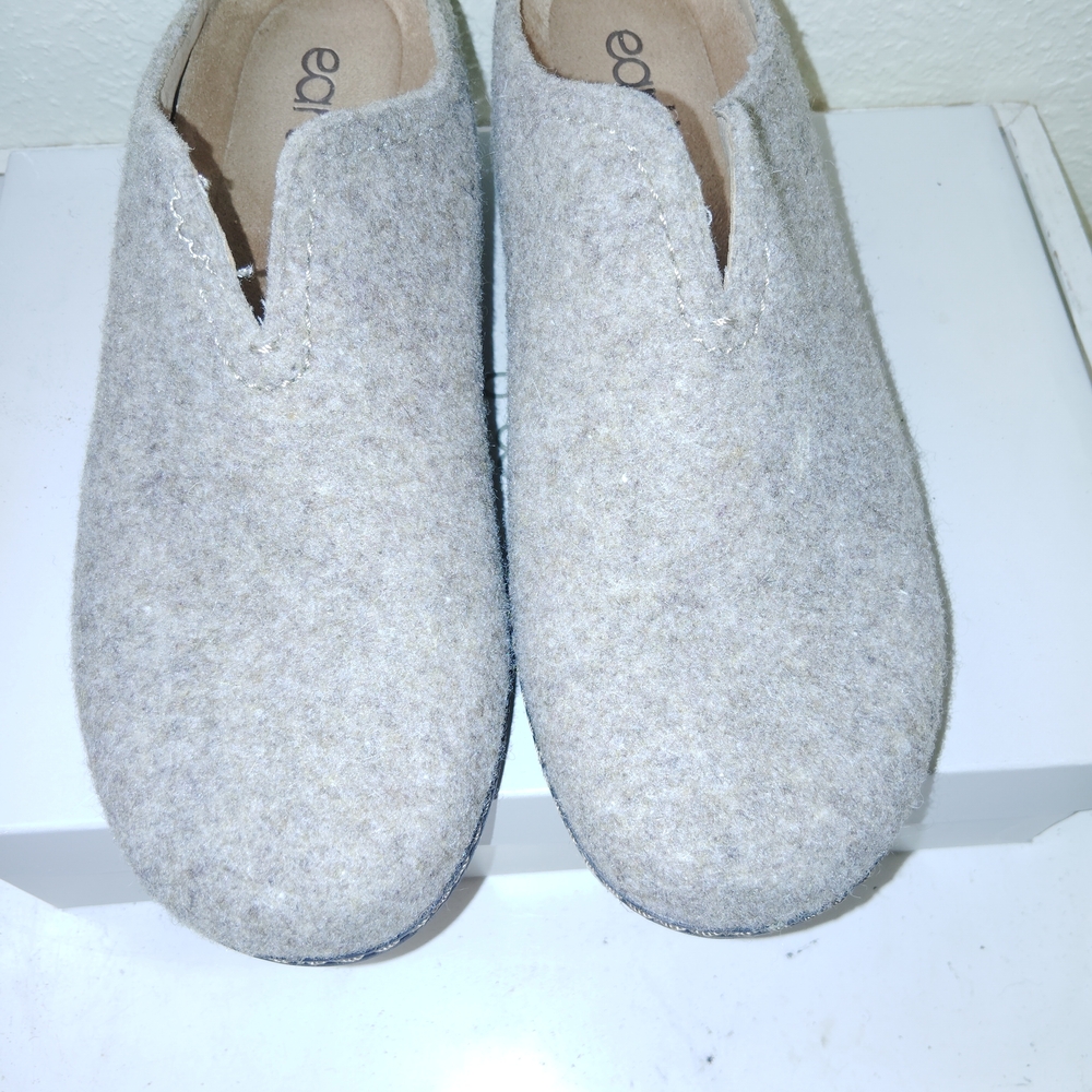 Earth Women's Tan Mules